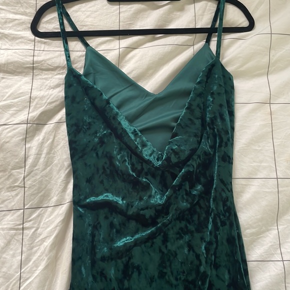 Crushed velvet emerald green cowl back midi dress size 2 - Picture 3 of 7